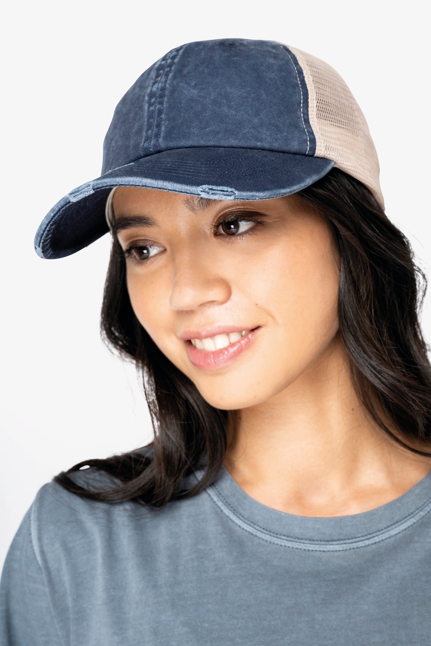 NS027 - Cappellino trucker unisex ecosostenibile effetto strappato